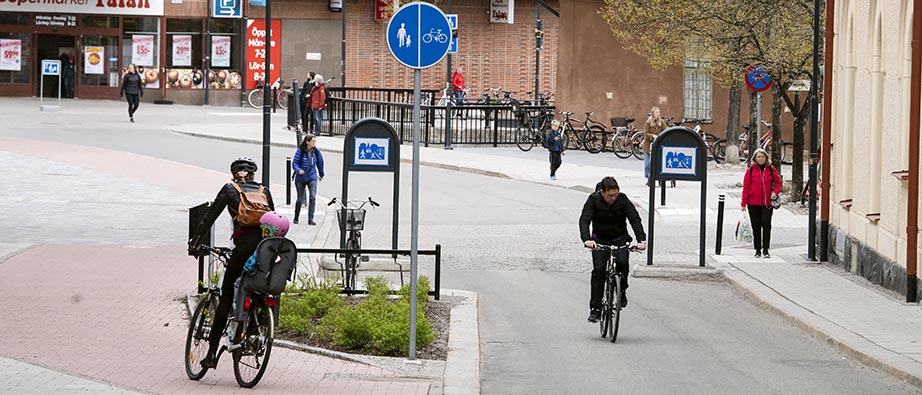 Cyklister och gående. Foto Ulf Palm.